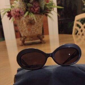Elegant Black Oval Sunglasses